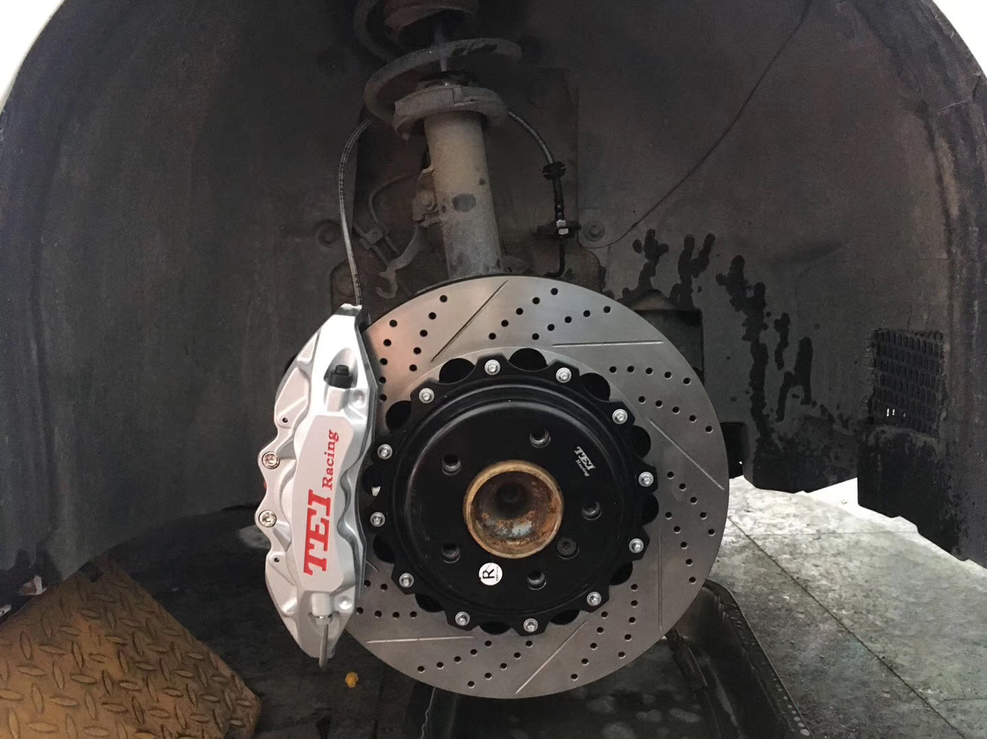 BBk For BMW Z4 6 Piston Big Brake Upgrade Kit Wear Resistant With 2