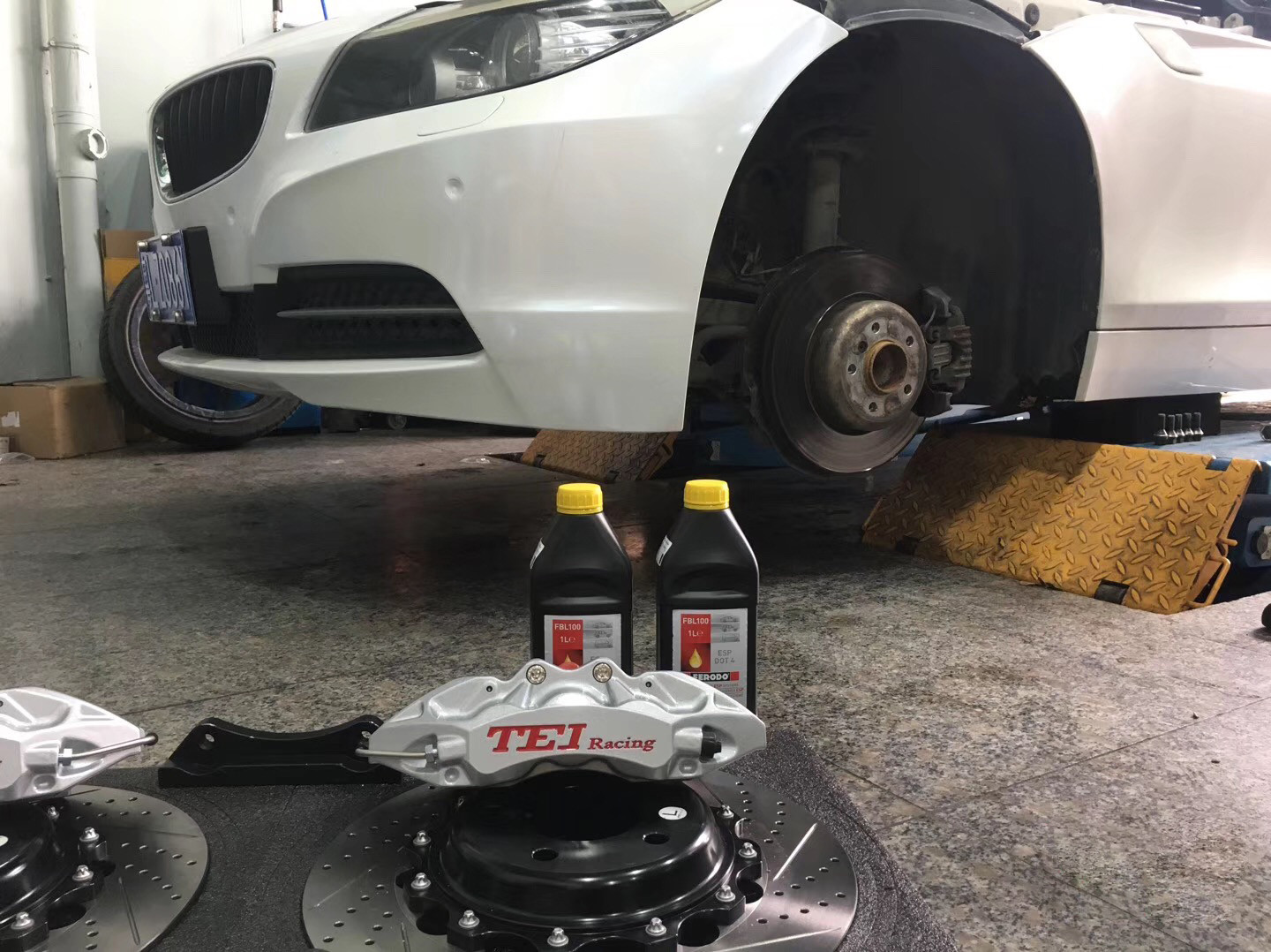 BMW Z4 6 Piston Big Brake Upgrade Kit Wear Resistant With 2 Center Hubs