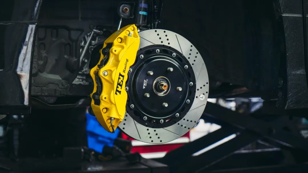 フロントビッグブレーキキット 6 ピストンキャリパー 355x32mmの